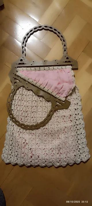 Bolso de ganchillo beige con forro rosa