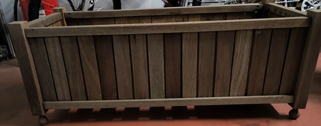 Fioriera da esterno in legno.