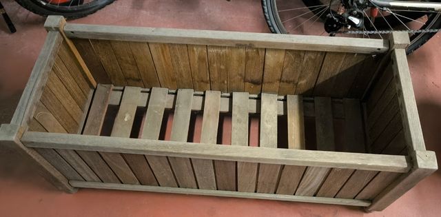 Fioriera da esterno in legno.