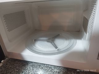 Microondas blanco con plato giratorio