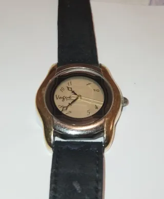 Reloj Vogue Negro y Dorado