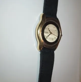 Reloj Vogue Negro y Dorado