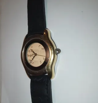 Reloj Vogue Negro y Dorado