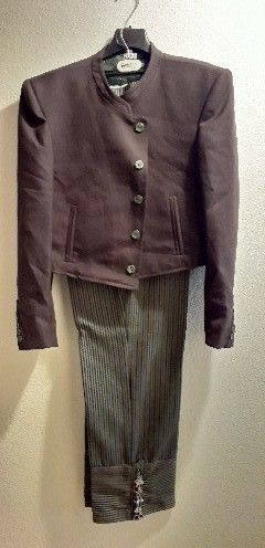 Traje campero marrón puesto una vez