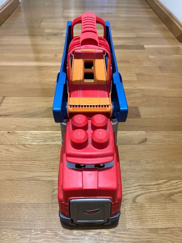 Camión de juguete grande