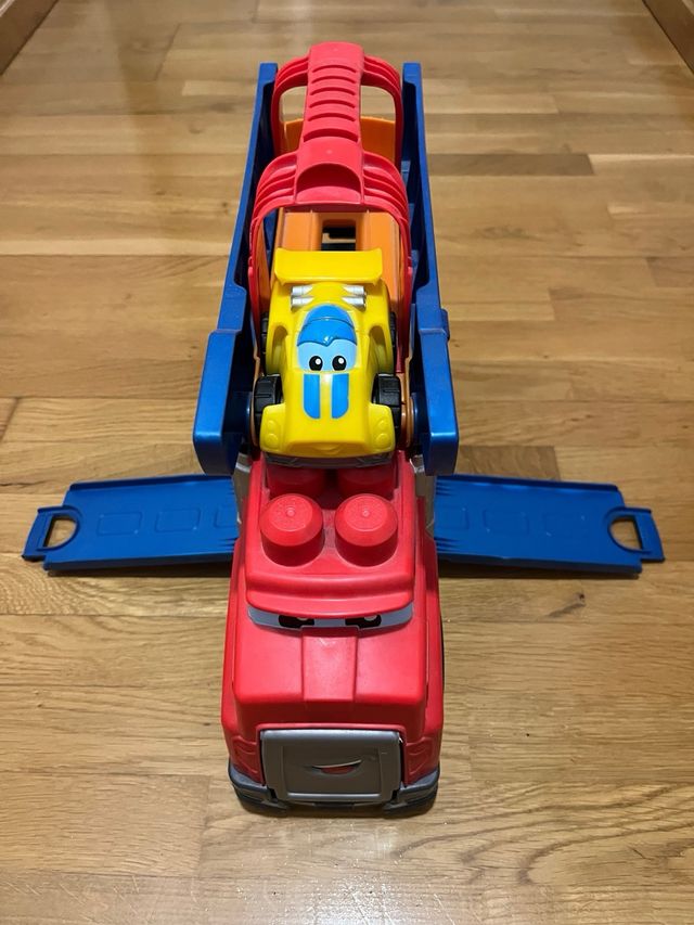 Camión de juguete grande