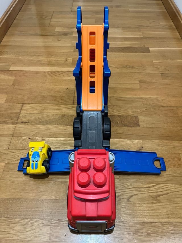 Camión de juguete grande