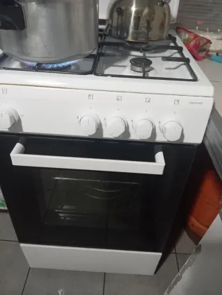 Cocina de gas blanca con horno