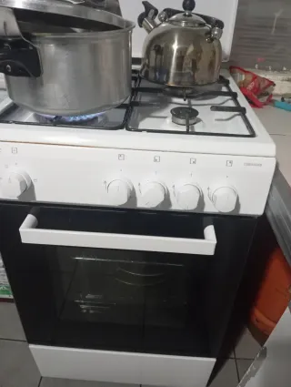 Cocina de gas blanca con horno