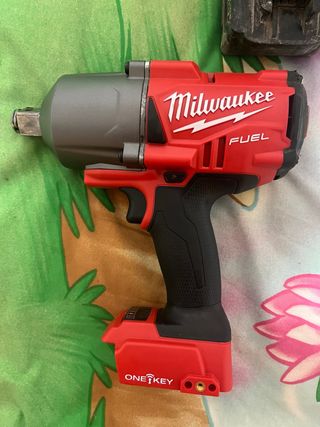 Llave de impacto Milwaukee FUEL mas cargador