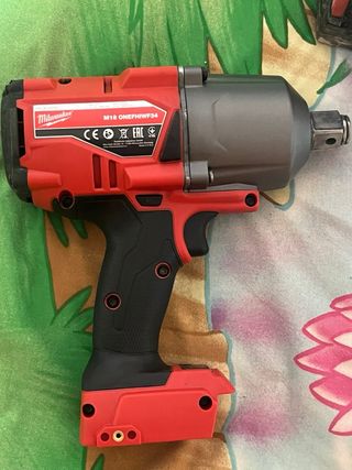 Llave de impacto Milwaukee FUEL mas cargador