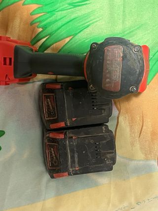 Llave de impacto Milwaukee FUEL mas cargador