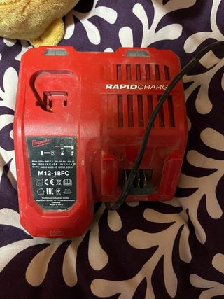 Llave de impacto Milwaukee FUEL mas cargador