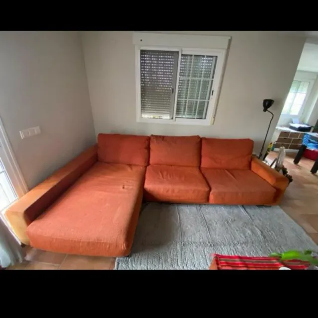 Sofá modular naranja de tela.