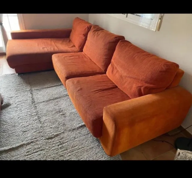 Sofá modular naranja de tela.