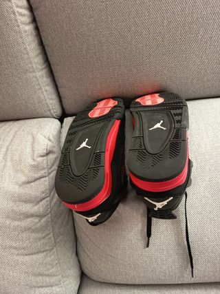 Zapatillas Jordan Niño Negras y Rojas