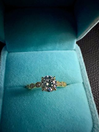 Anillo de diamante y oro amarillo