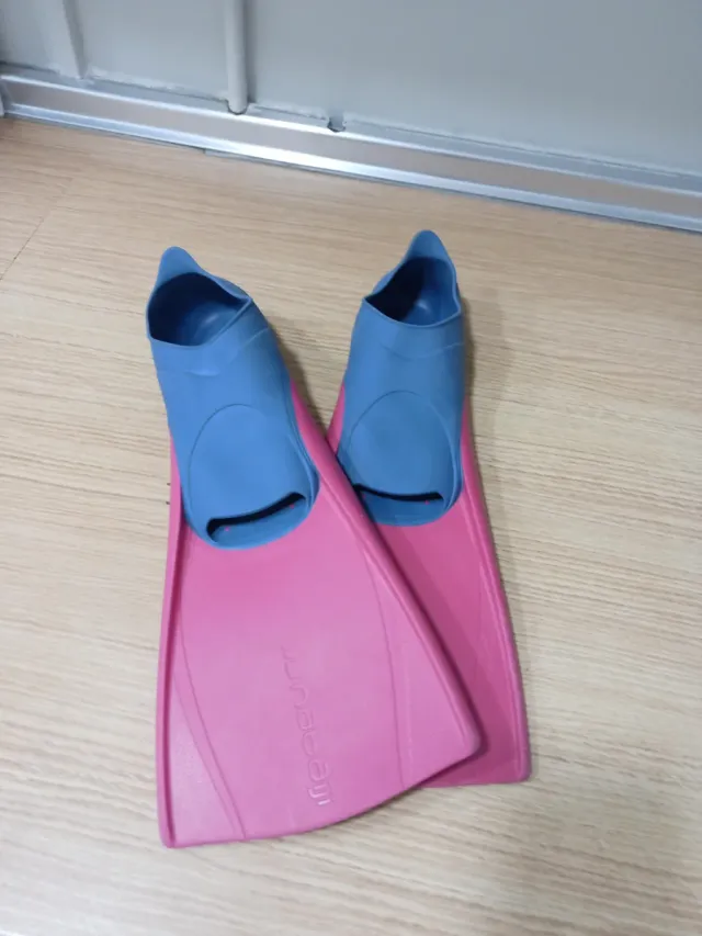 Aletas de natación rosas y azules
