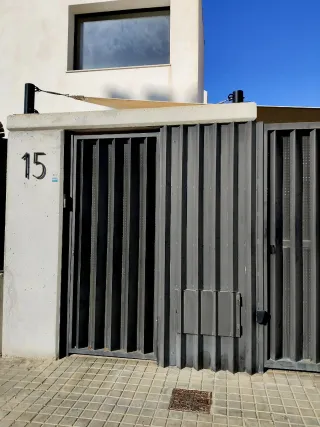 Puerta abatible de acero