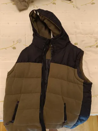 Chaleco acolchado con capucha