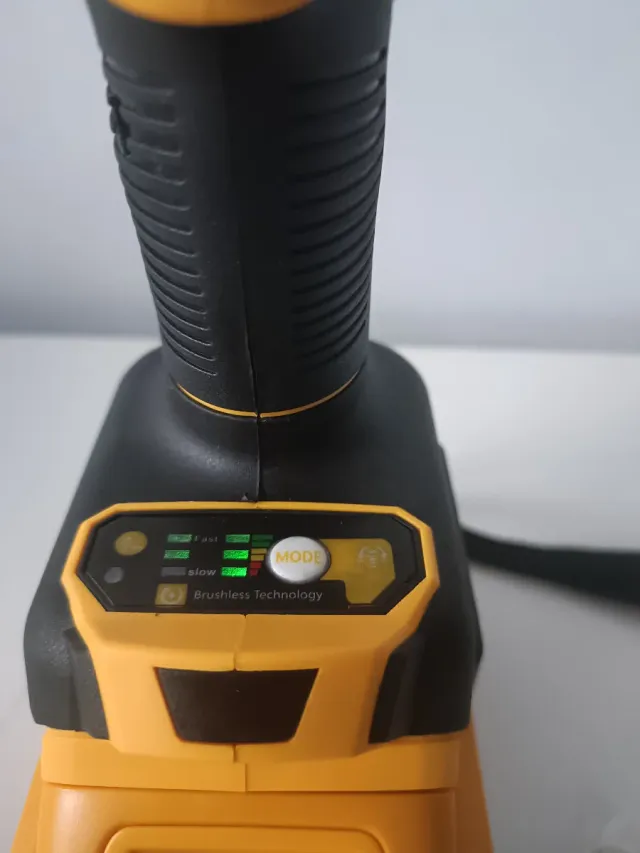 Atornillador de Impacto DEWALT DCF922