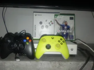 Xbox One S 500 GB + FIFA 23 + 2 Mandos