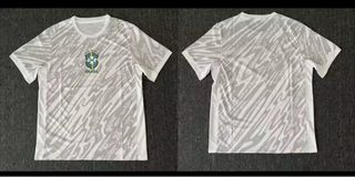Camiseta fútbol gris y blanca estilo Brasil
