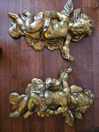 Ángeles de resina dorado 50 euros la pareja