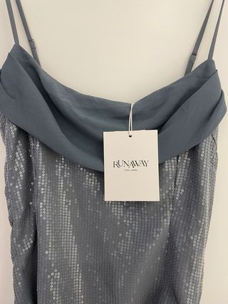 Vestido Runaway The Label Gris Plateado