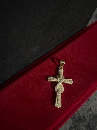 Colgante cruz infinito oro laminado 18k circonitas
