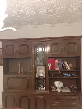 Mueble de salón de madera y cristal