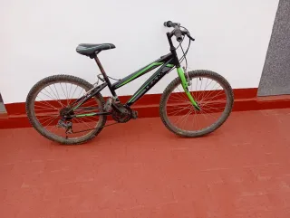 Bicicleta de montaña negra y verde