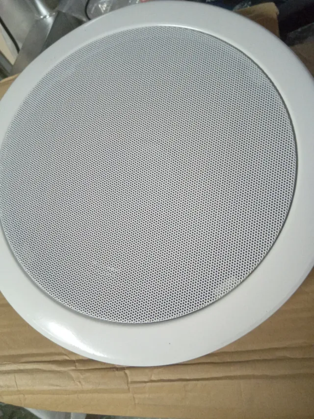 Altavoz de techo blanco con rejilla 8 ohmios.