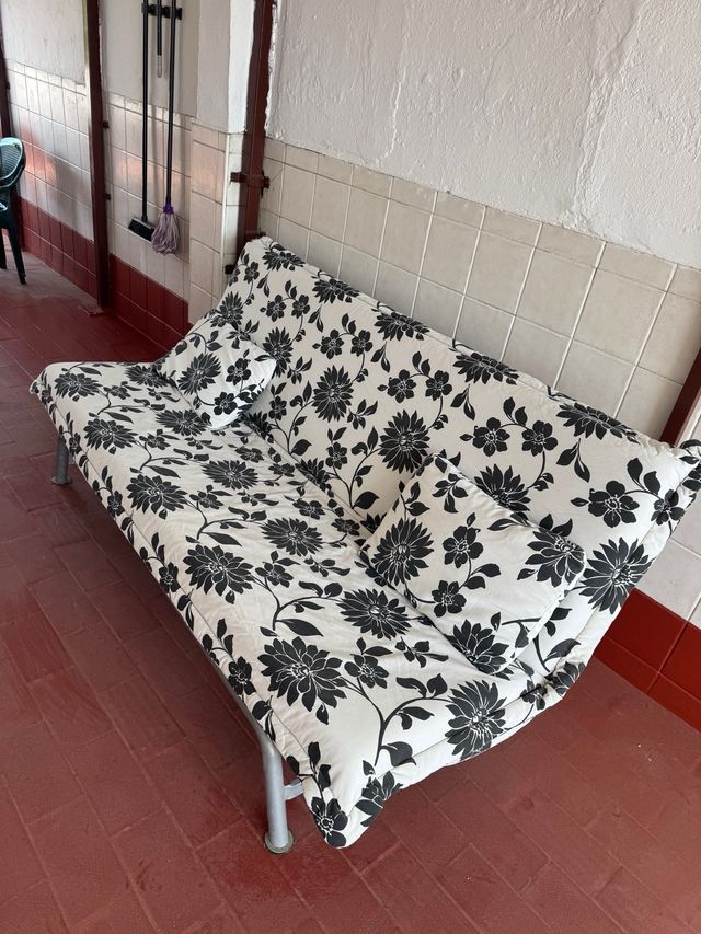 Sofá cama floral blanco y negro