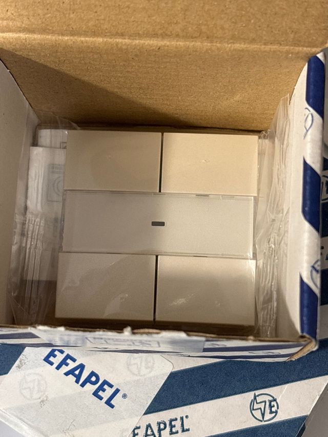 Efapel Pulsador 4 Botones Beige/Blanco