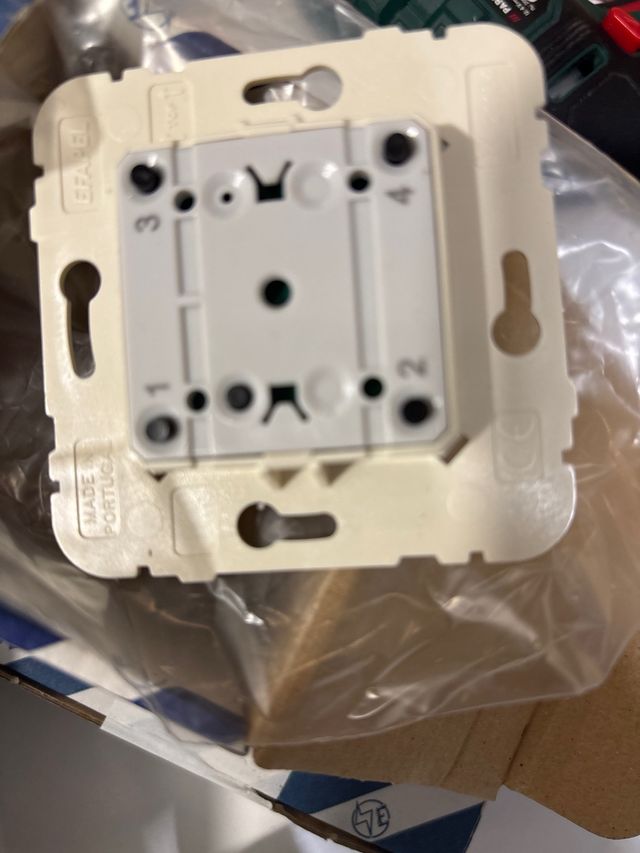 Efapel Pulsador 4 Botones Beige/Blanco