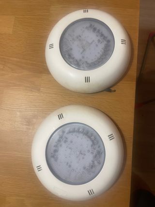 Faretti LED multicolori per piscina