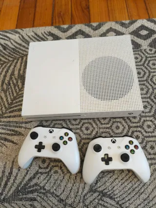 Xbox One S con 2 mandos y cables