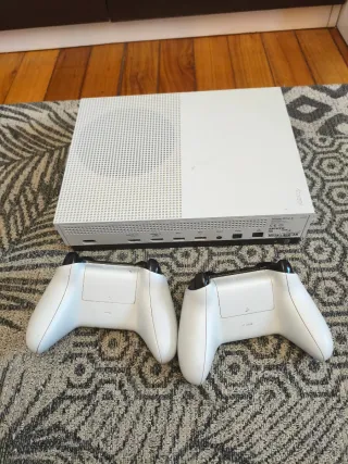 Xbox One S con 2 mandos y cables