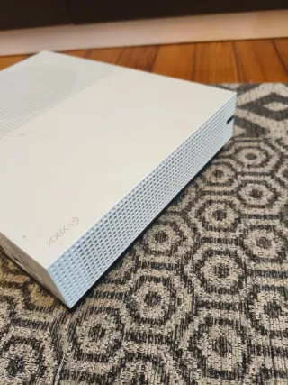 Xbox One S con 2 mandos y cables