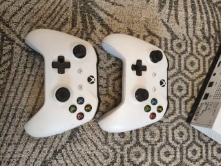 Xbox One S con 2 mandos y cables