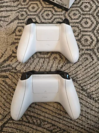 Xbox One S con 2 mandos y cables