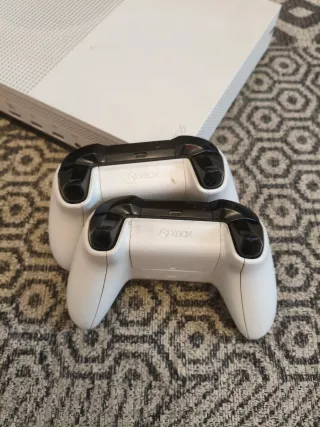 Xbox One S con 2 mandos y cables