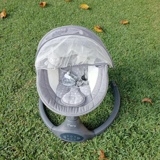 Altalena musicale automatica per bambini.