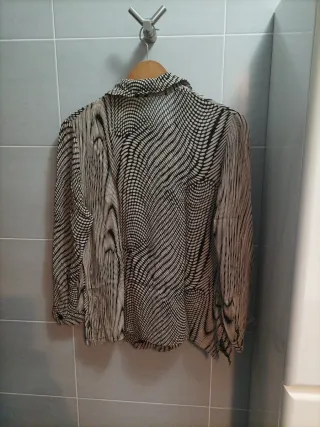Blusa estampada beige y negra