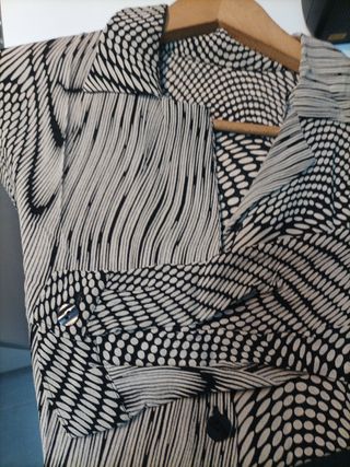Blusa estampada beige y negra