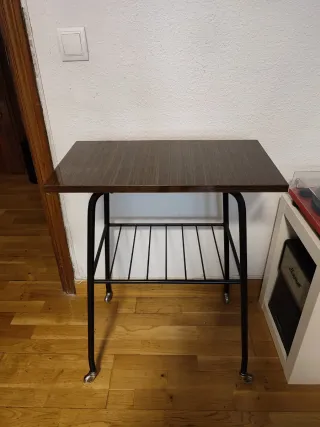 Mesita auxiliar vintage con ruedas