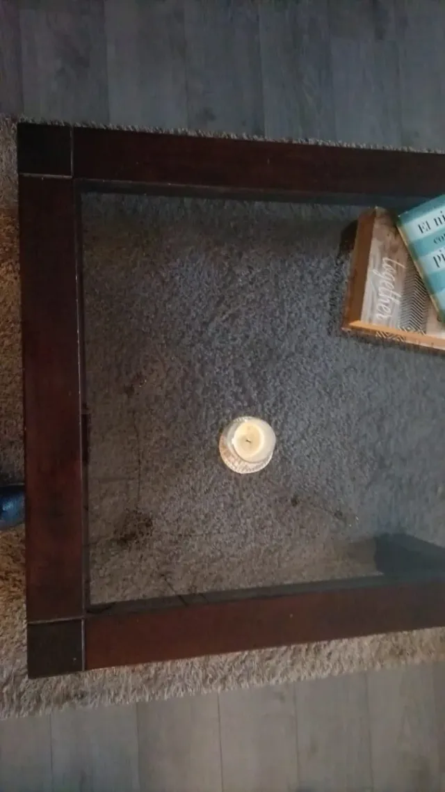 Mesa de salón de madera y cristal