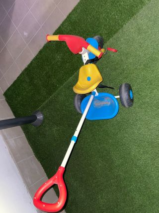 Triciclo infantil azul y amarillo con manillar