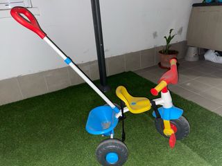 Triciclo infantil azul y amarillo con manillar